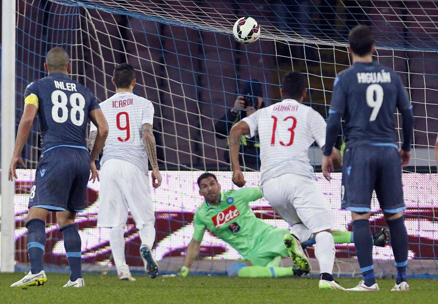 Mauro Icardi fa il cucchiaio su rigore: Napoli-Inter finisce 2-2. Reuters
